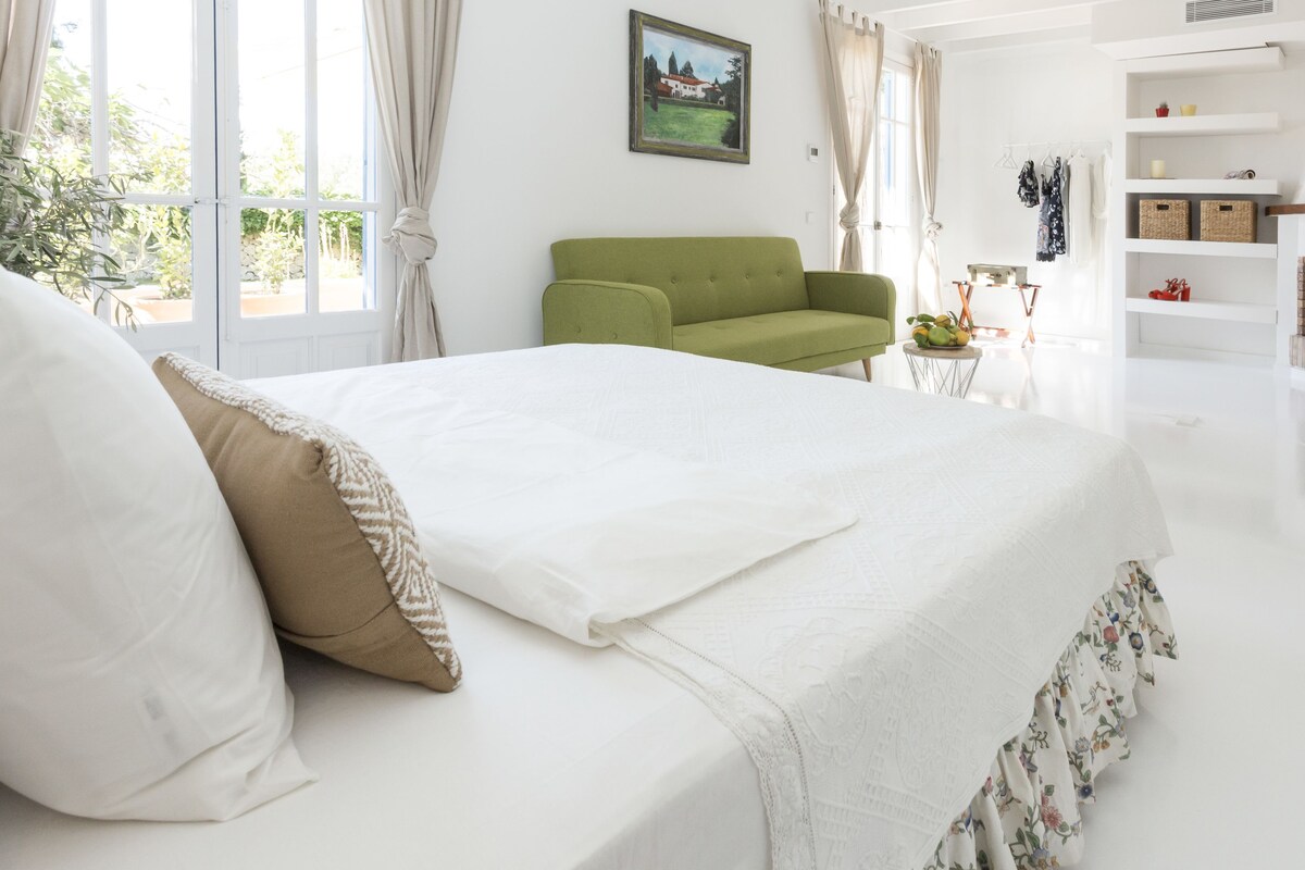 1 bedroom, premium bedding, minibar, in-room safe
