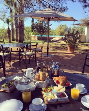 Petit-déjeuner continental (10.50 EUR par personne)