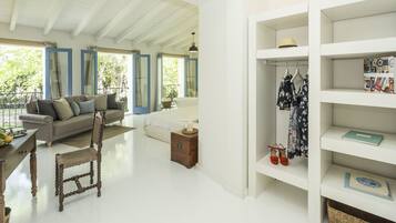 Design suite, 1 slaapkamer, privébadkamer, uitzicht op tuin | 1 slaapkamer, luxe beddengoed, een minibar, een kluis op de kamer