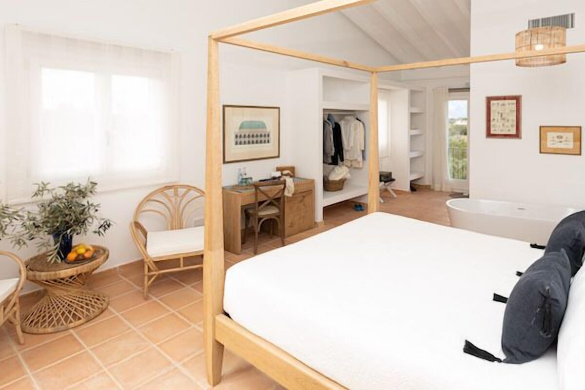 1 bedroom, premium bedding, minibar, in-room safe