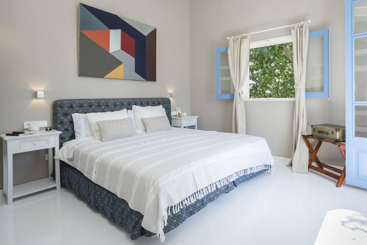 Suite, Balcony (Tapies) | 1 bedroom, premium bedding, minibar, in-room safe