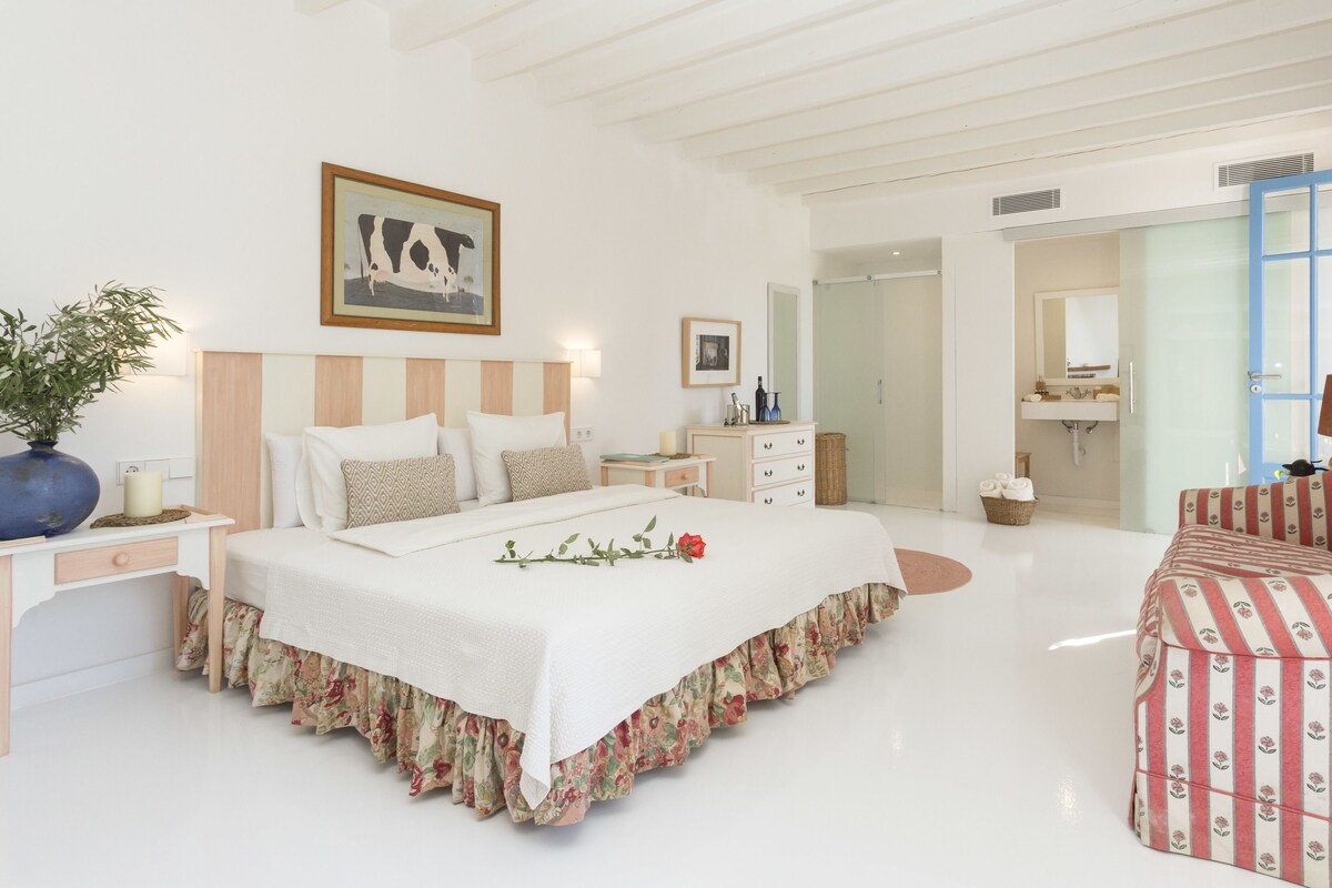 1 bedroom, premium bedding, minibar, in-room safe