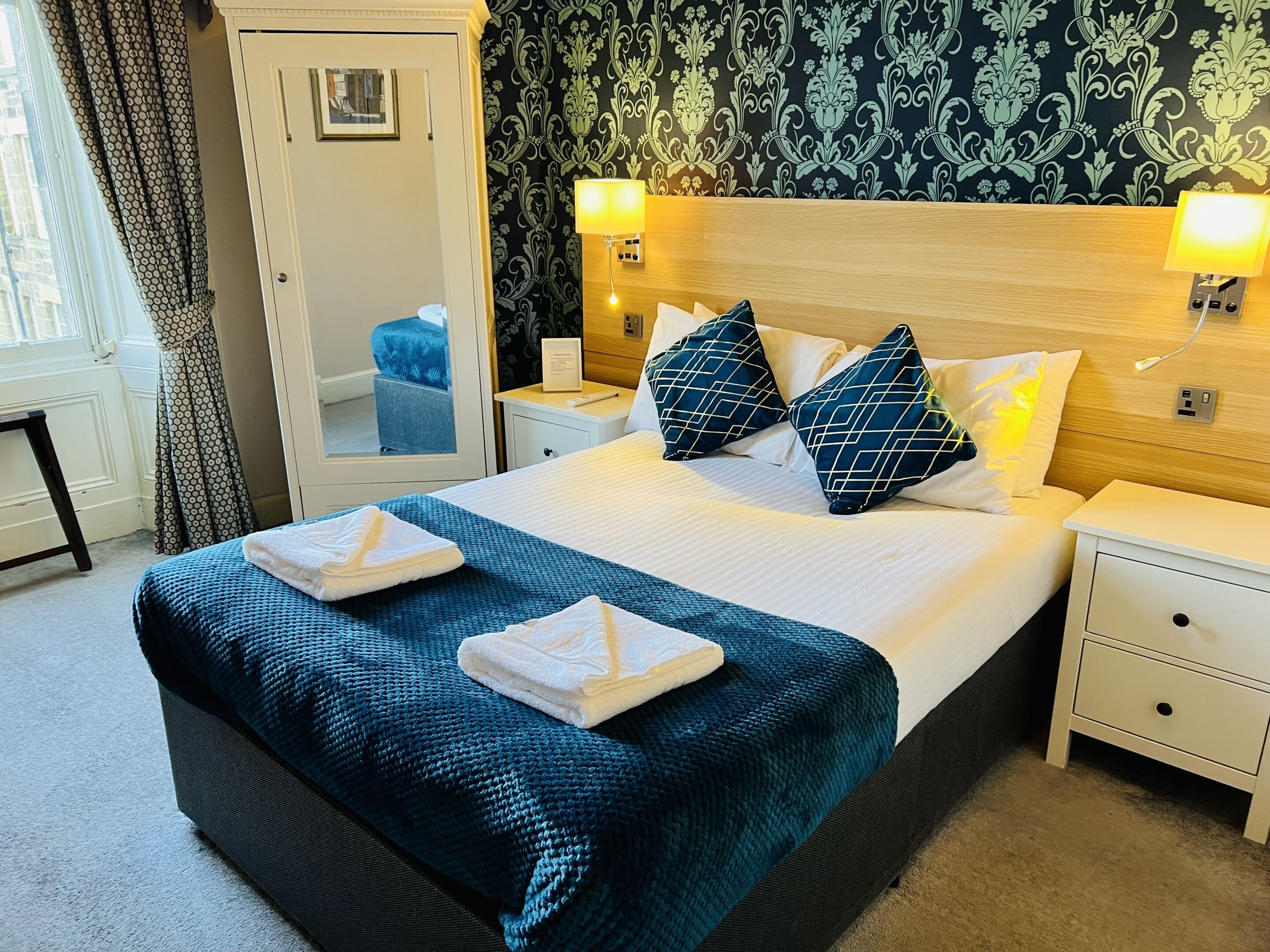 Chambre double, salle de bain attenante | Accès au Wi-Fi (inclus)