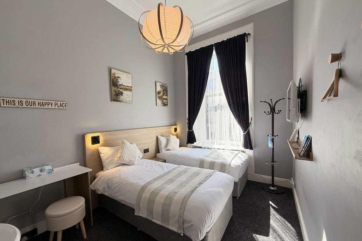 Værelse med 2 enkeltsenge - fælles badeværelse