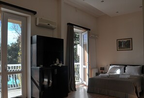 Minibar, in-room safe, desk, free cots/infant beds - Hotel At Metro (Tbilisi)