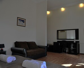 Minibar, Zimmersafe, Schreibtisch, kostenlose Babybetten