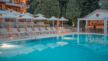 Outdoor pool, pool umbrellas, sun loungers
