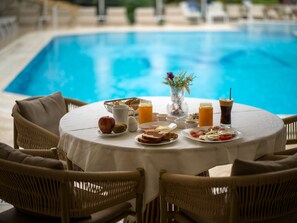 Daily buffet breakfast for a fee