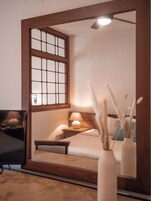 Habitación familiar, vistas a la piscina | Caja fuerte y ropa de cama