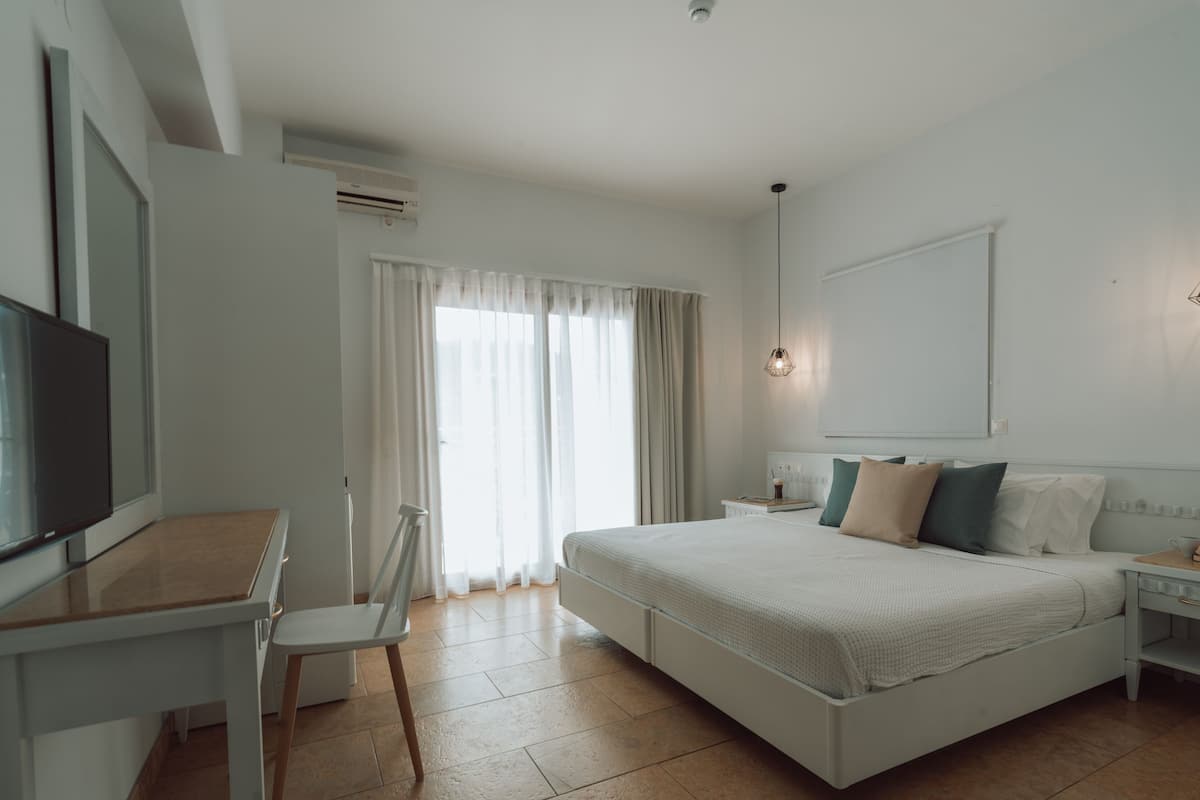 Simple Life Double Room | 房內夾萬、床單