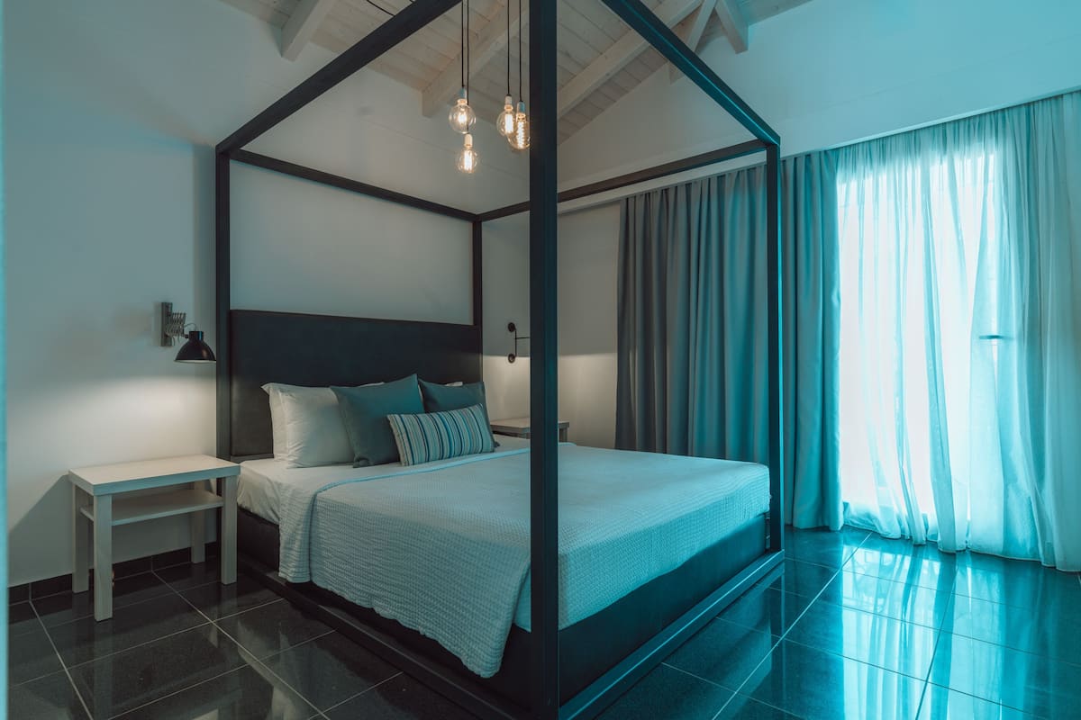 White Double Room | 房內夾萬、床單
