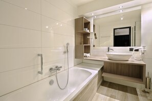 Separate bathtub and shower, free toiletries, hair dryer, towels - Van der Valk Hotel Nazareth - Gent (Nazareth)