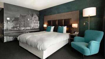 Cofres nos quartos, escrivaninha, quartos à prova de som