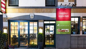 A hotel with a modern facade, multiple windows, and a sign indicating it is the Altera Pars Hotel. - Hotel Altera Pars (Cologne)