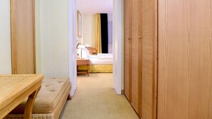 A hotel room with a bed, bedside table, and a wardrobe. - Hotel Altera Pars (Cologne)