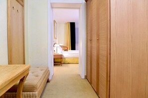 Minibar, coffres-forts dans les chambres, bureau