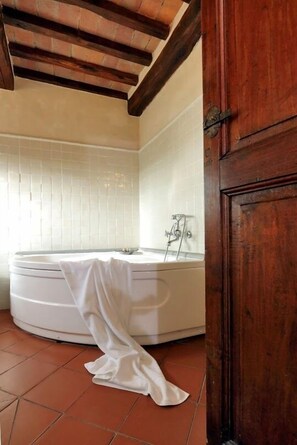 Apartemen Standar | Kamar mandi | Shower, perlengkapan mandi gratis, pengering rambut, dan sandal