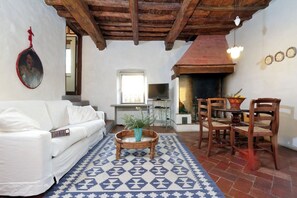 Leilighet – deluxe, 1 soverom | Oppholdsområde | TV