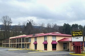 A motel with a red roof, multiple rooms, and a sign advertising high-speed internet. - Fincastle Motor Inn (Tazewell)