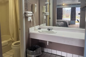 Articles de toilette gratuits, sèche-cheveux, serviettes fournies