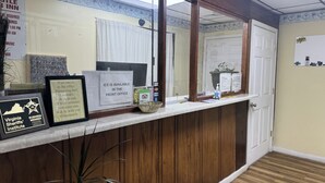 Ett väntrum med en bardisk i trä, en inramad skylt som visar att företaget är medlem i Virginia Sheriffs Association, en skylt som anger om det finns is tillgängligt i receptionen, och en anslagstavla med diverse meddelanden.