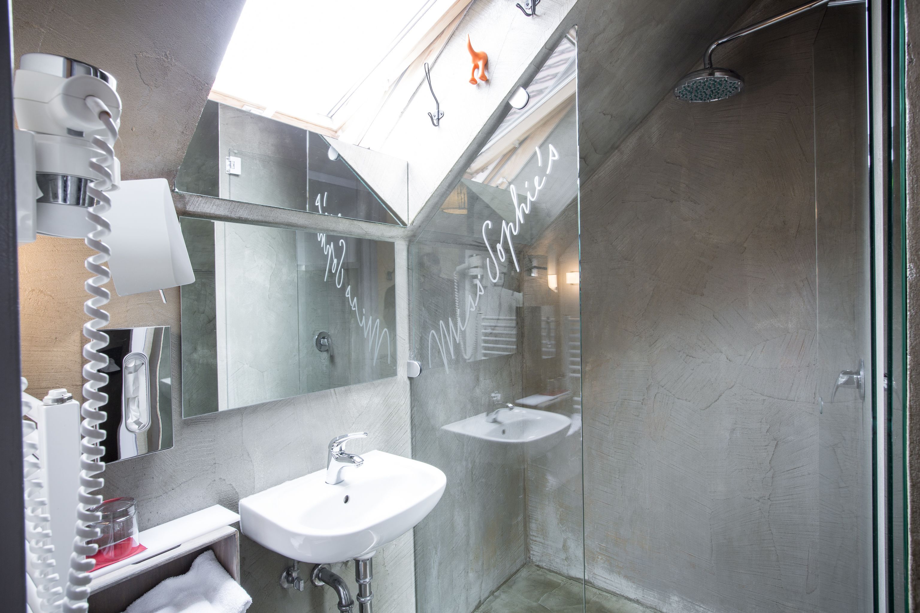 premium double room | bathroom | shower, rainfall showerhead, free toiletries, hair dryer