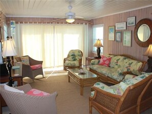 Villa | Wohnzimmer | 40-Zoll-Flachbildfernseher mit Satellitenempfang, Fernseher, DVD-Player