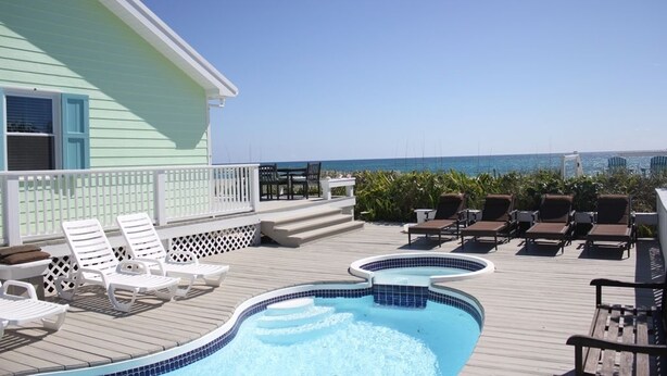 Outdoor pool, pool loungers - Beach Bags (Hope Town)
