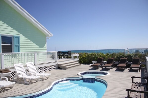 Outdoor pool, pool loungers - Beach Bags (Hope Town)