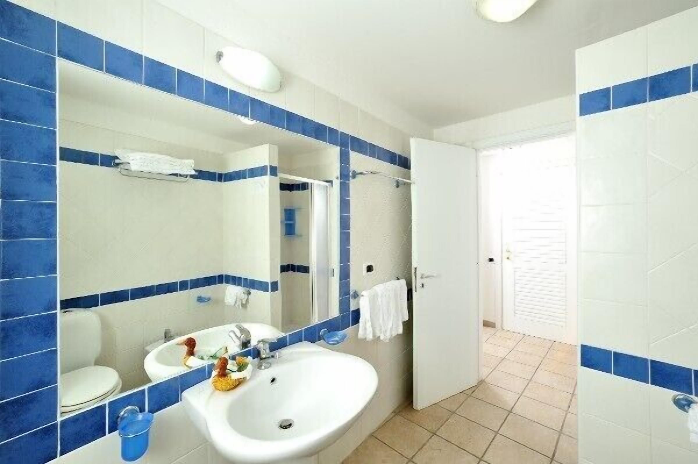 shower, free toiletries, hair dryer, bidet