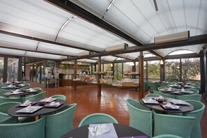 Petit déjeuner buffet (6 EUR par personne)