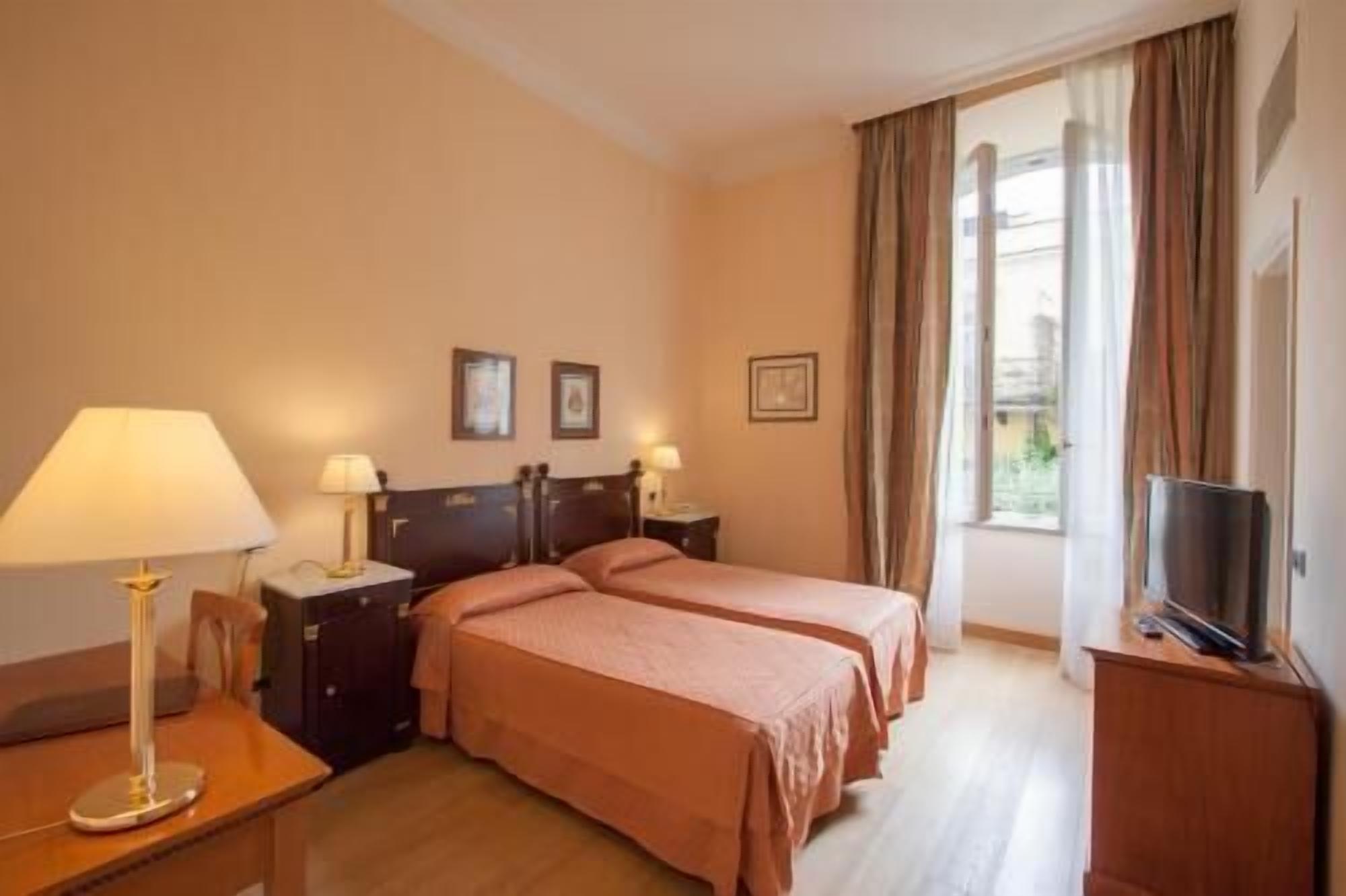 미니바, 객실 내 금고, 책상, 방음 설비