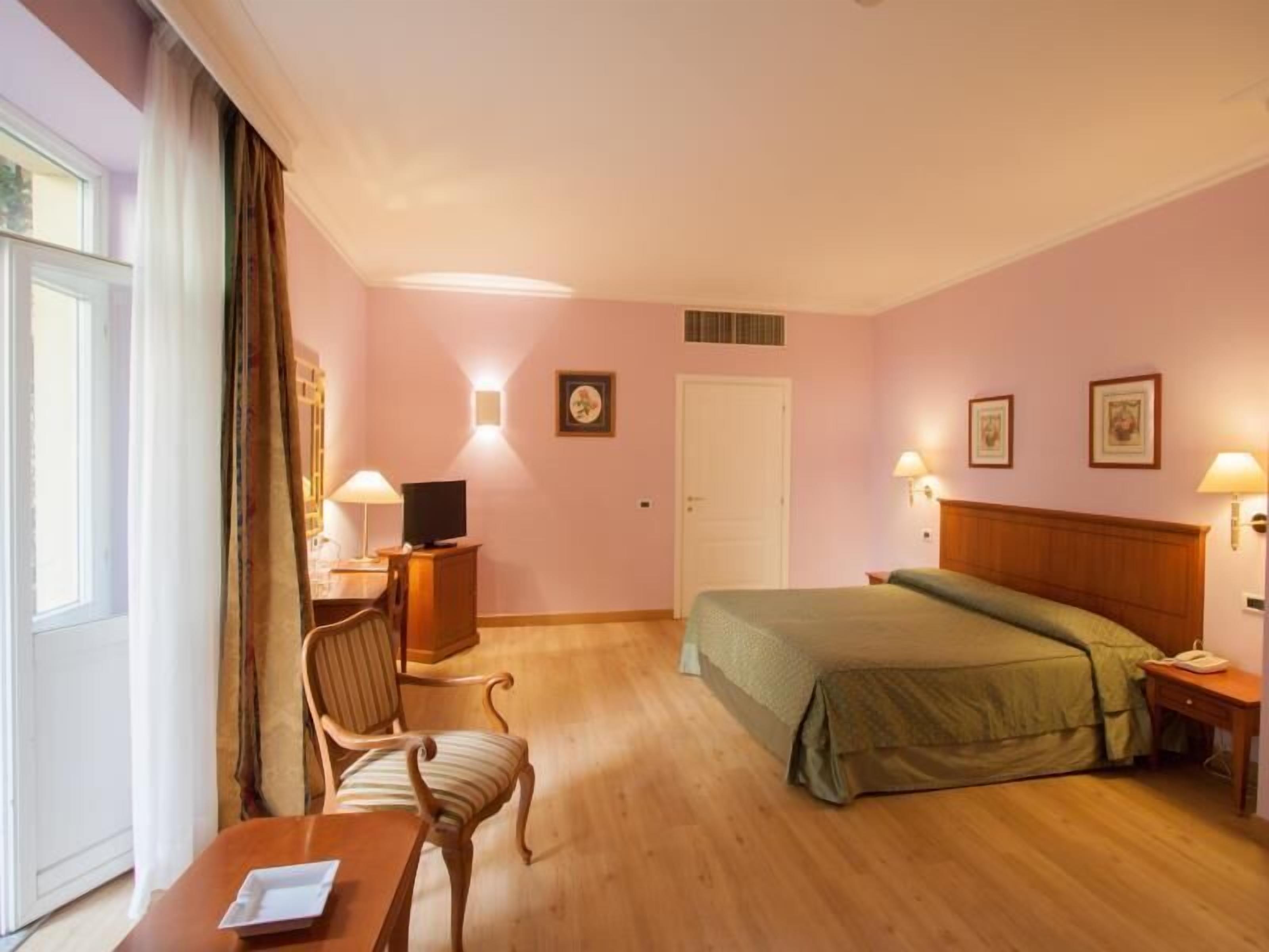 미니바, 객실 내 금고, 책상, 방음 설비