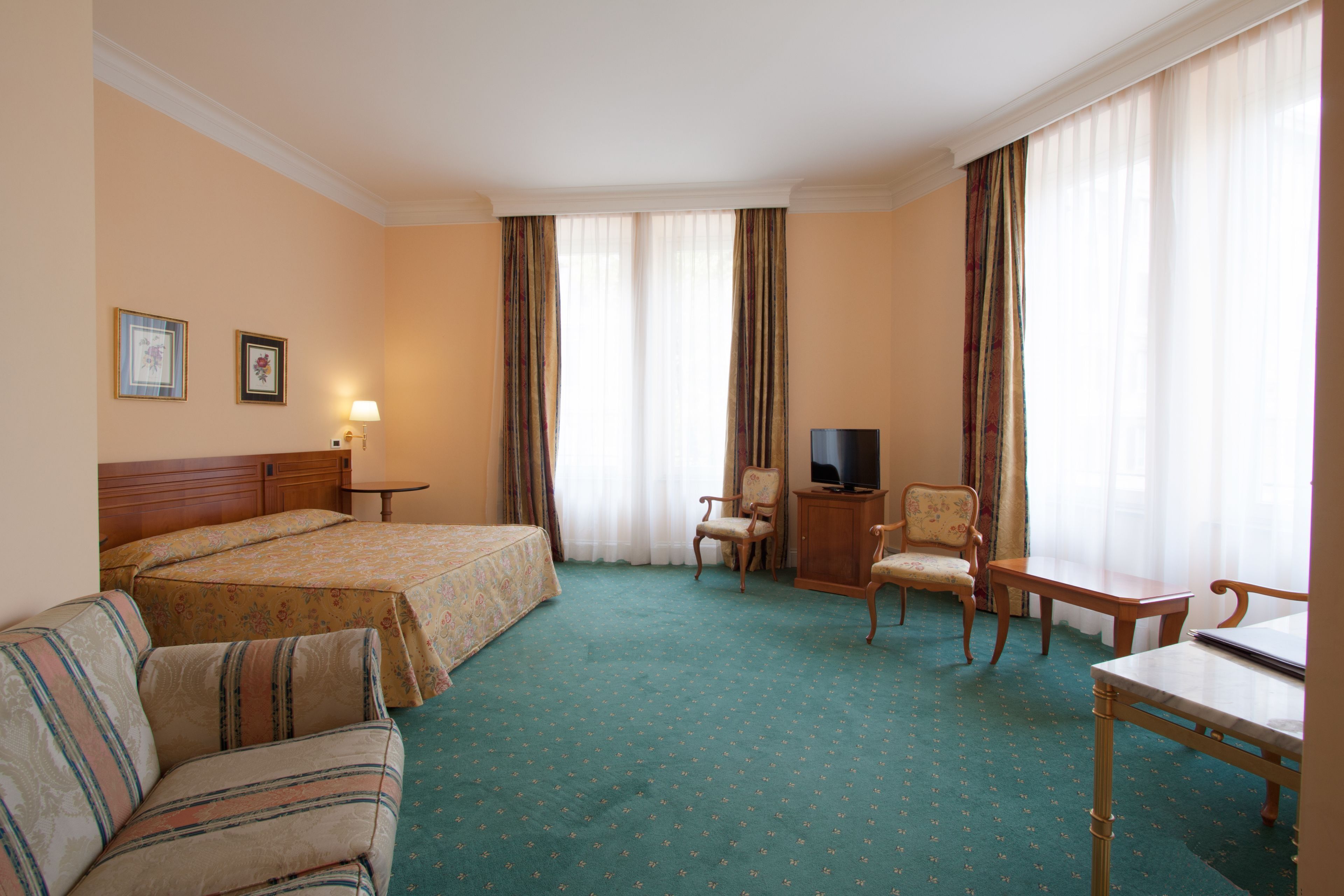 미니바, 객실 내 금고, 책상, 방음 설비