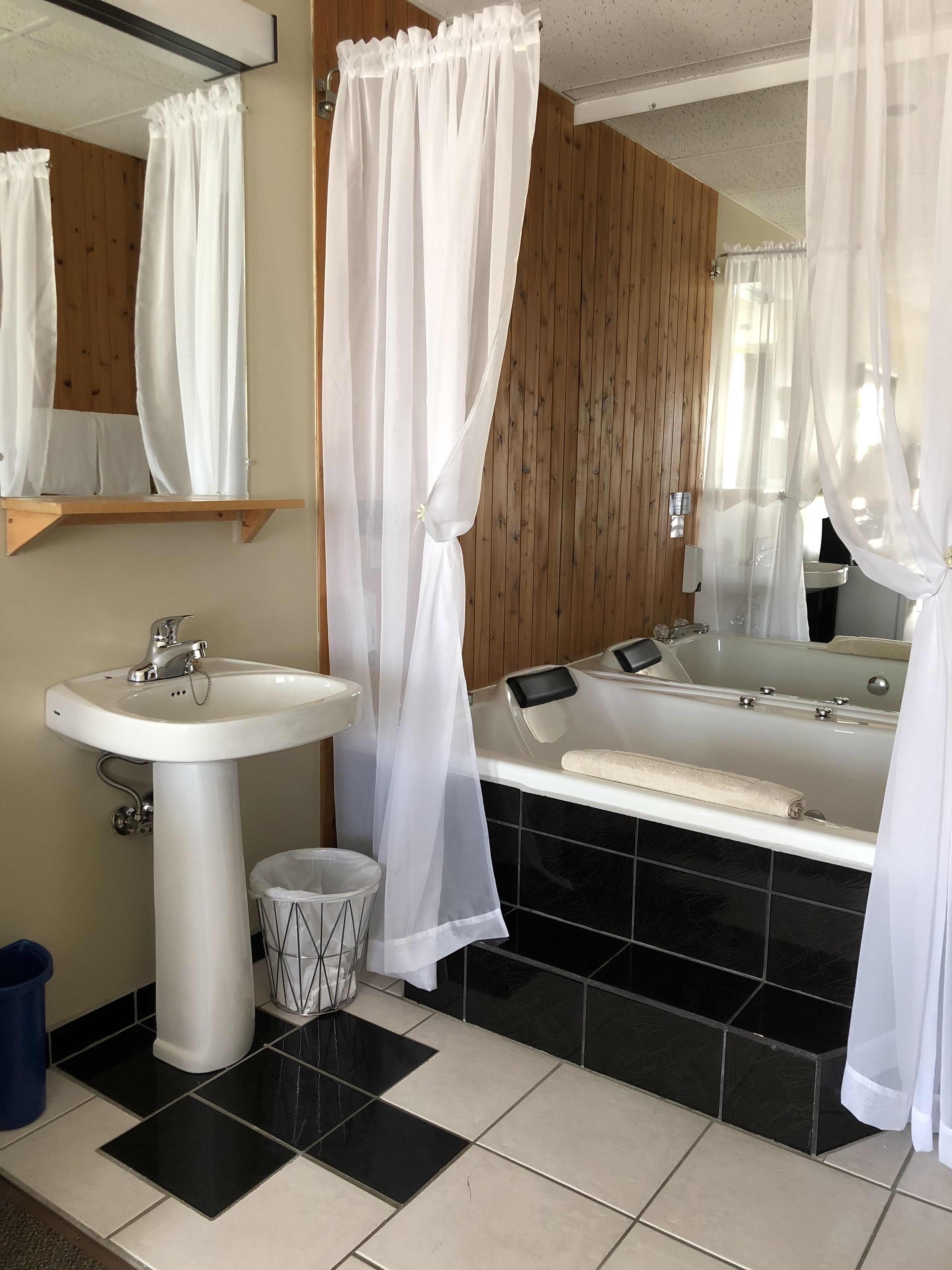 superior double room, 1 queen bed | bathroom | combined shower/bathtub, free toiletries, hair dryer, towels