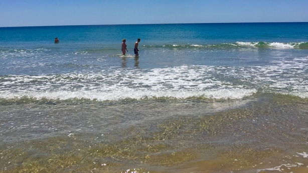 A beach scene with clear skies and a calm sea. - Camping 3 Estrellas (Gava)
