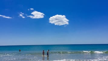 Nära stranden, vit sandstrand, windsurfing och kajakpaddling