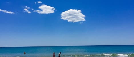 Una spiaggia nelle vicinanze, sabbia bianca, windsurf, kayak