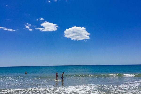 Platja de sorra blanca, surf de vela i caiac