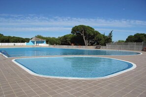 Una piscina al aire libre de temporada