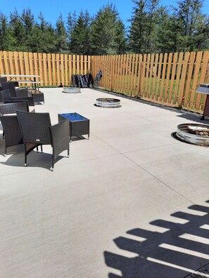 BBQ/picnic Area - Model Towne Inn (Gwinn)