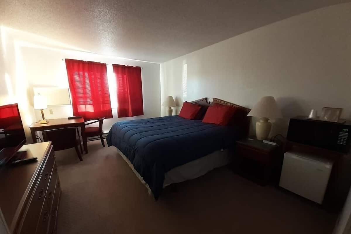 Room, 1 King Bed | 1 bedroom, blackout drapes, iron/ironing board, free WiFi