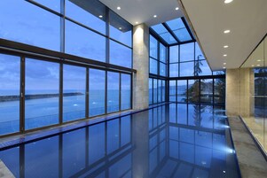 Una piscina cubierta, tumbonas