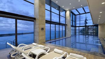 من حمّامات السباحة المغطاة، مقاعد للتشمس