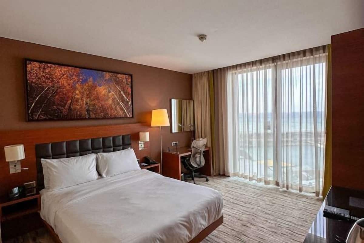 1 bedroom, premium bedding, down duvets, Select Comfort beds