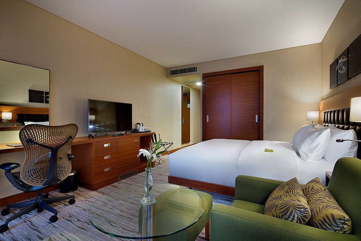 1 bedroom, premium bedding, down comforters, Select Comfort beds