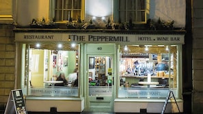 Facciata della struttura - sera/notte