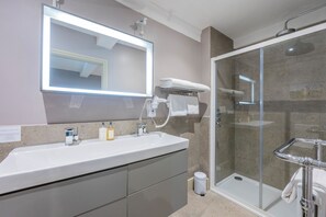 Deluxe Double or Twin Room (3) | Bathroom | Shower, free toiletries, hair dryer, bathrobes - The Peppermill (Devizes)