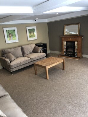 تلفزيون بشاشة مسطحة