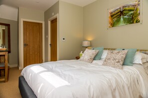 Egyptian cotton sheets, premium bedding, in-room safe - The Peppermill (Devizes)
